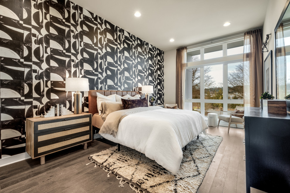 Exemple d'une chambre d'amis tendance avec un mur blanc, un sol en bois brun, aucune cheminée, un sol marron et du papier peint.