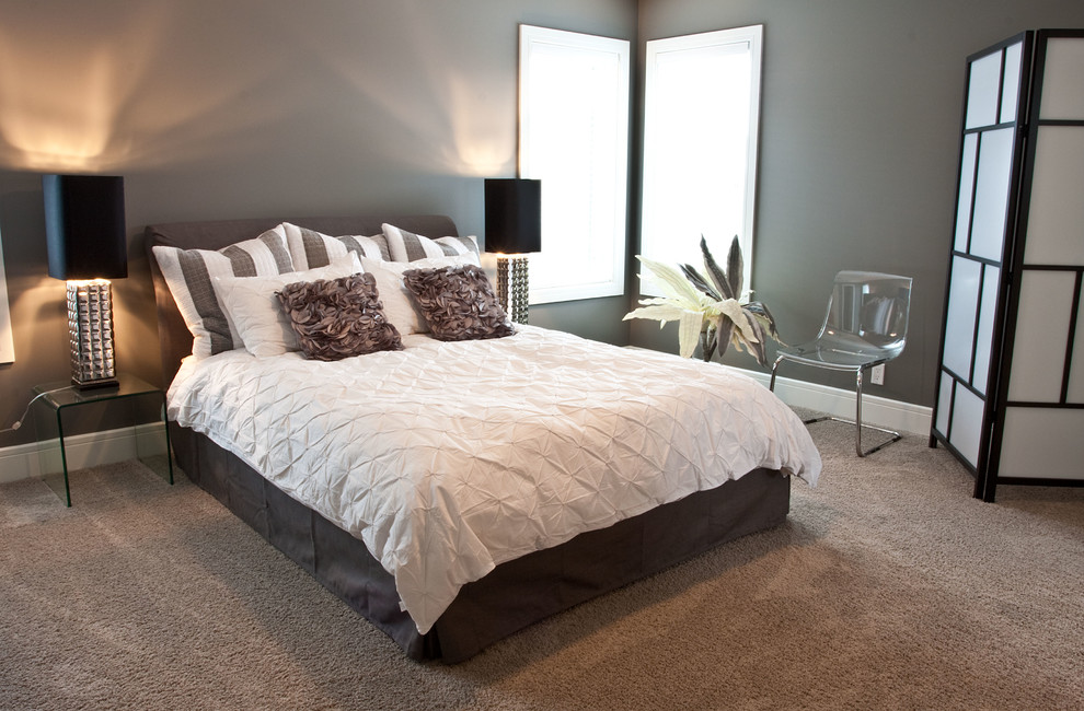 Idéer för ett mellanstort klassiskt sovrum, med grå väggar och heltäckningsmatta