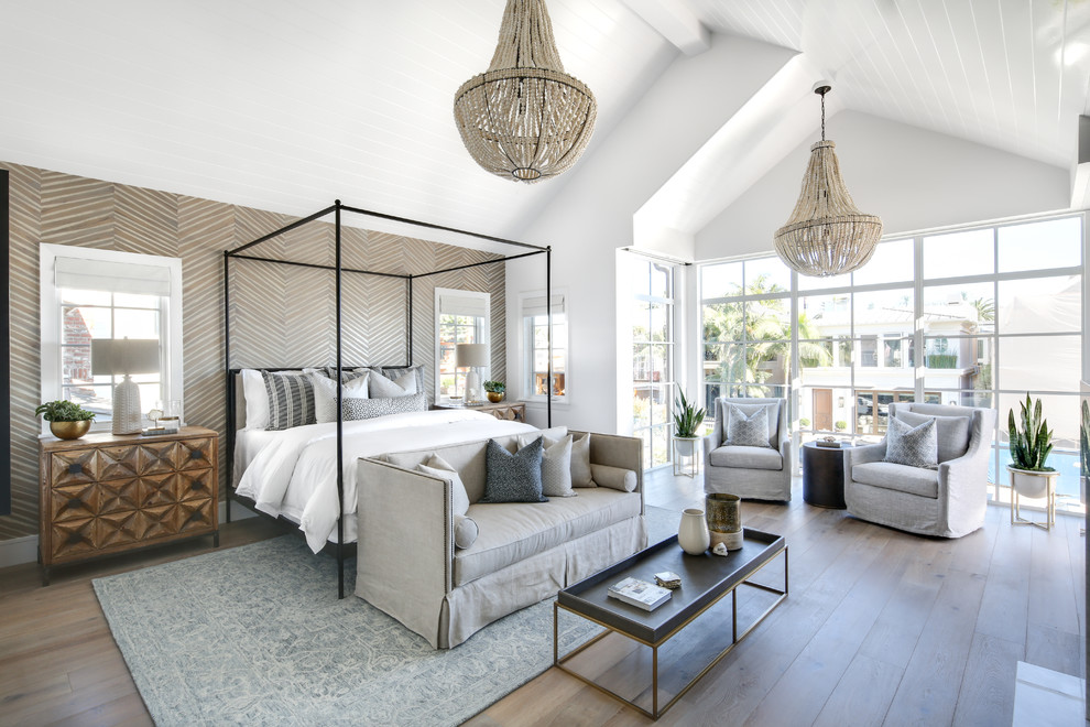 Maritimes Schlafzimmer mit weißer Wandfarbe, braunem Holzboden und braunem Boden in Orange County