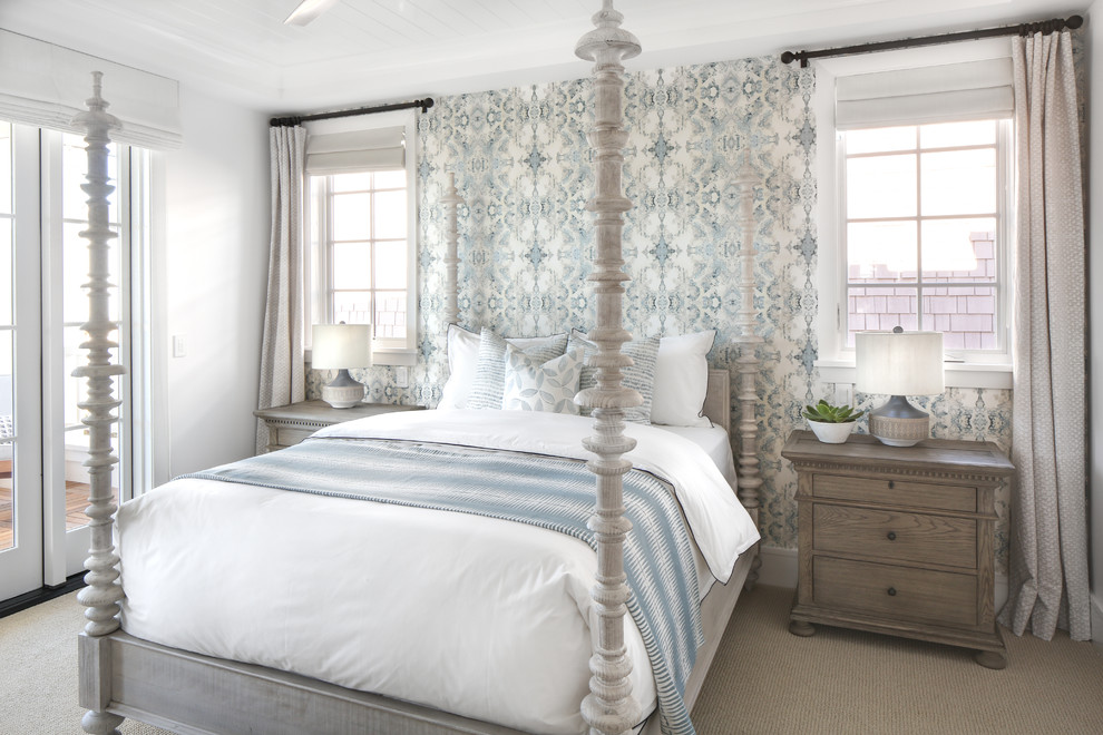 Imagen de dormitorio costero con paredes blancas, moqueta y suelo beige