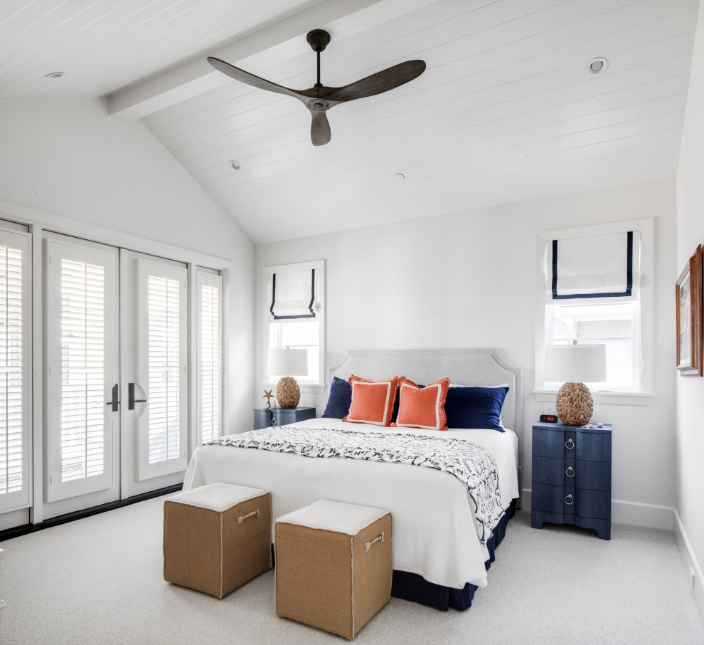 Стильный дизайн: хозяйская спальня в морском стиле с белыми стенами, ковровым покрытием и серым полом без камина - последний тренд