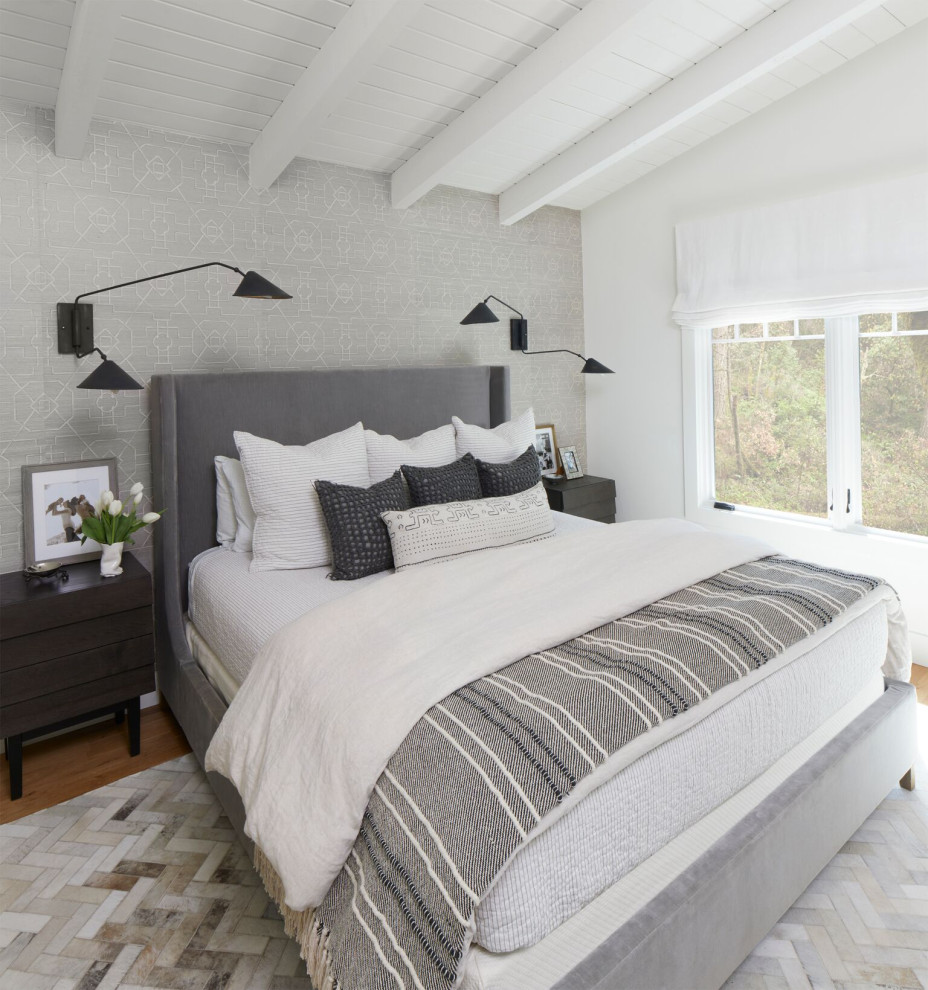 Ispirazione per una camera matrimoniale classica di medie dimensioni con pareti grigie, pavimento in legno massello medio e pavimento marrone
