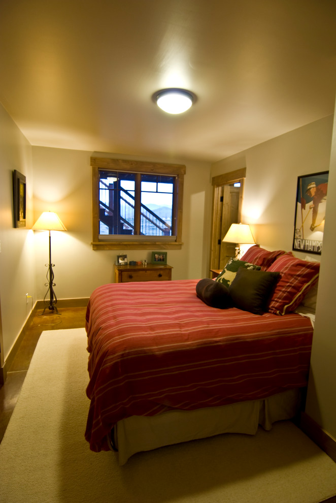 Diseño de habitación de invitados tradicional renovada de tamaño medio con paredes beige y suelo de cemento