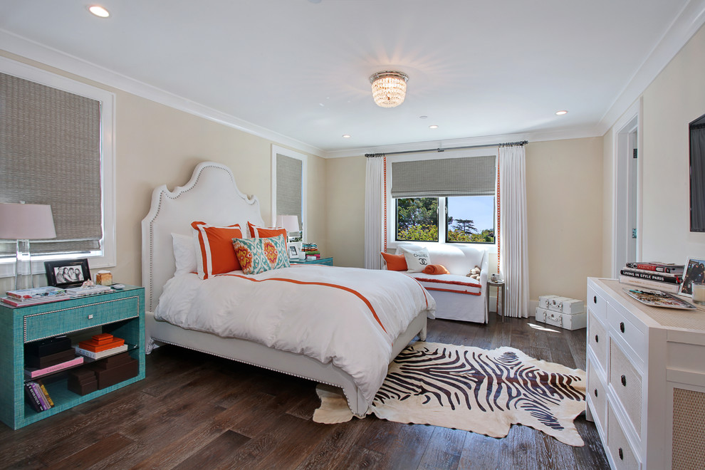 オレンジカウンティにあるトランジショナルスタイルのおしゃれな寝室 (ベージュの壁、濃色無垢フローリング) のインテリア