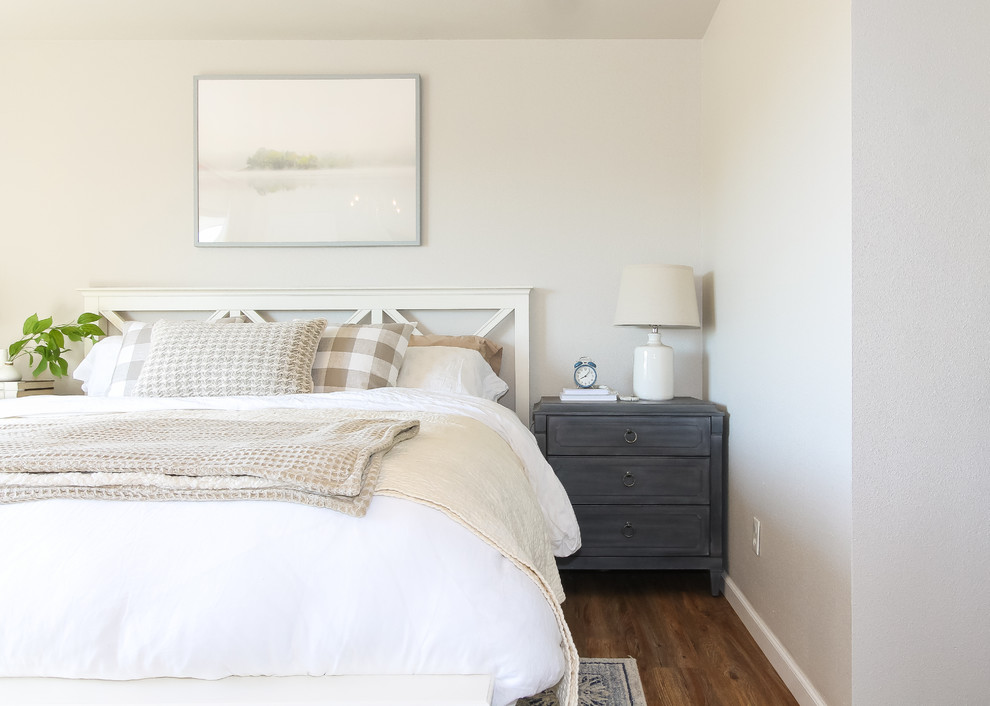 На фото: маленькая хозяйская спальня в стиле шебби-шик с серыми стенами, полом из винила и коричневым полом для на участке и в саду с