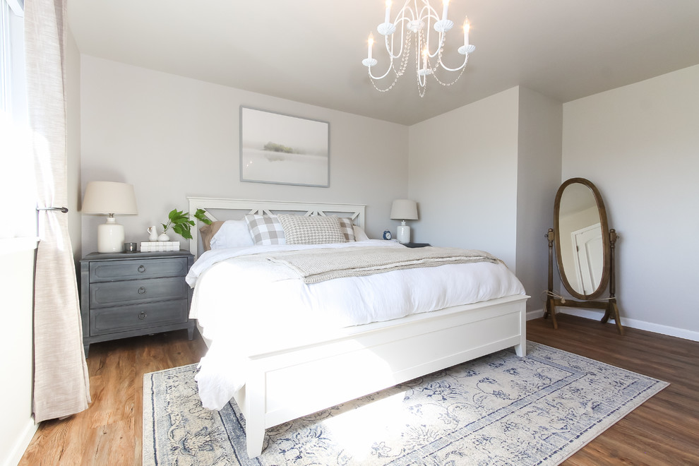 На фото: маленькая хозяйская спальня в стиле неоклассика (современная классика) с серыми стенами, полом из винила и коричневым полом для на участке и в саду с