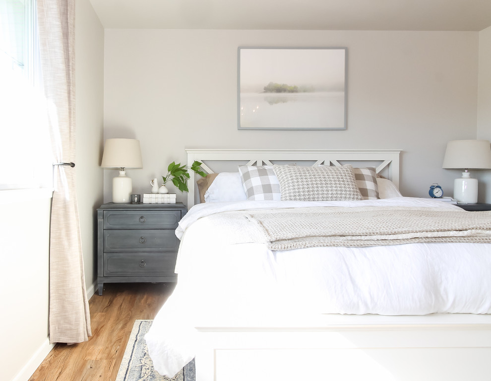 На фото: маленькая хозяйская спальня в стиле шебби-шик с серыми стенами, полом из винила и коричневым полом для на участке и в саду