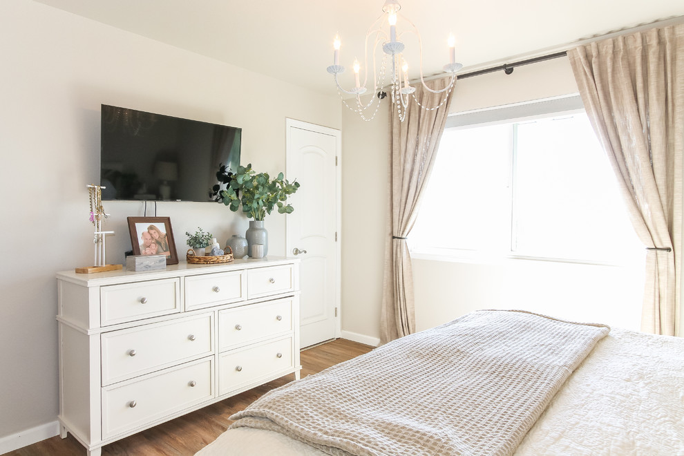 Свежая идея для дизайна: маленькая хозяйская спальня в стиле шебби-шик с серыми стенами, полом из винила и коричневым полом для на участке и в саду - отличное фото интерьера