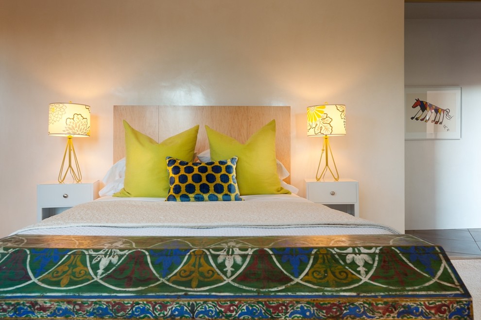 Свежая идея для дизайна: хозяйская спальня в современном стиле с белыми стенами и полом из керамической плитки без камина - отличное фото интерьера