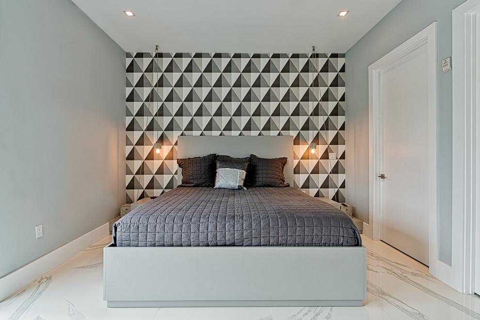 Réalisation d'une chambre parentale design de taille moyenne avec un mur gris et un sol en marbre.