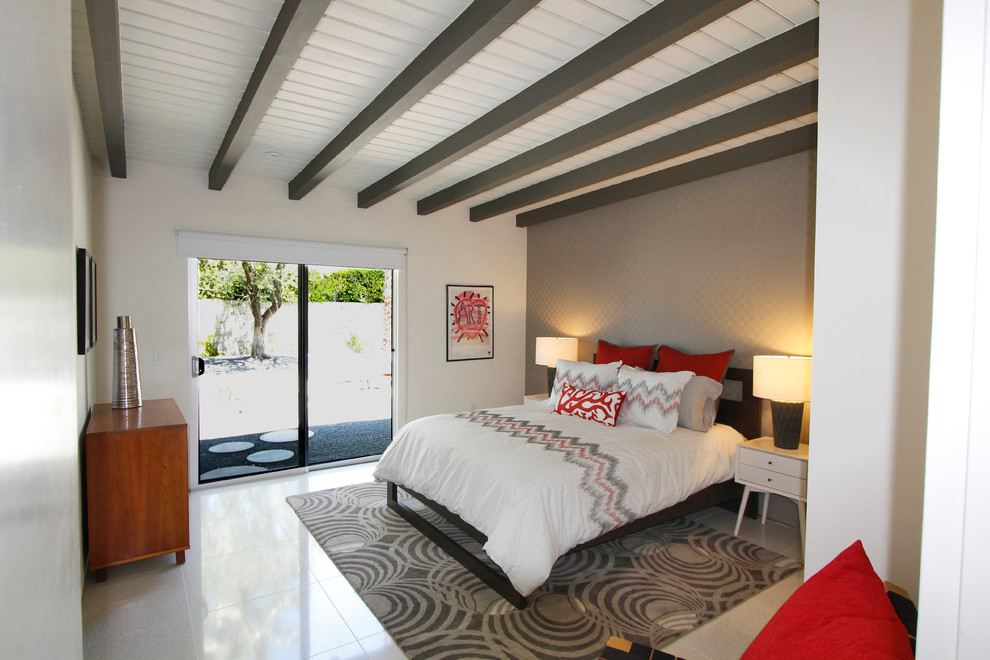 На фото: хозяйская спальня среднего размера в стиле ретро с серыми стенами и полом из керамогранита без камина с