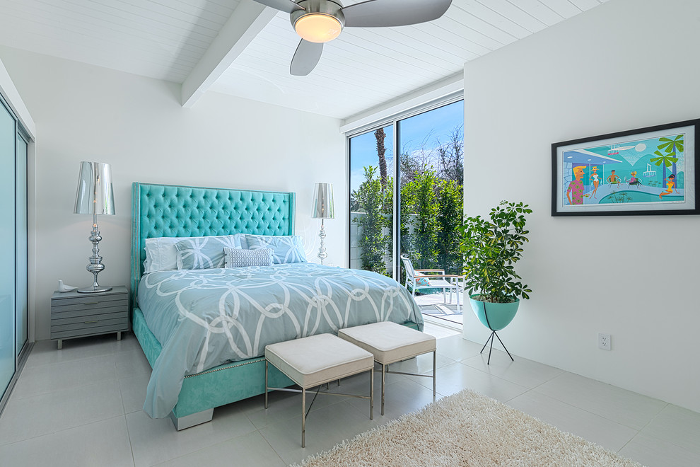 Свежая идея для дизайна: хозяйская спальня в современном стиле с белыми стенами без камина - отличное фото интерьера