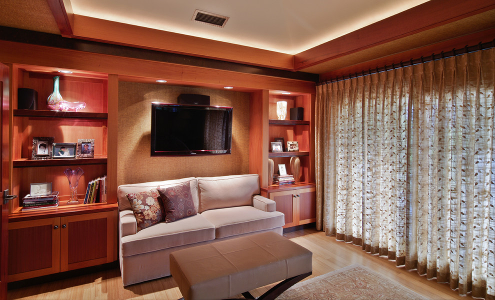 Ejemplo de dormitorio principal exótico de tamaño medio sin chimenea con paredes beige y suelo de bambú