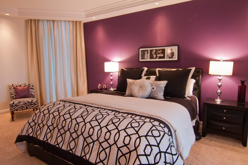Immagine di una camera matrimoniale minimal di medie dimensioni con pareti viola, moquette e nessun camino