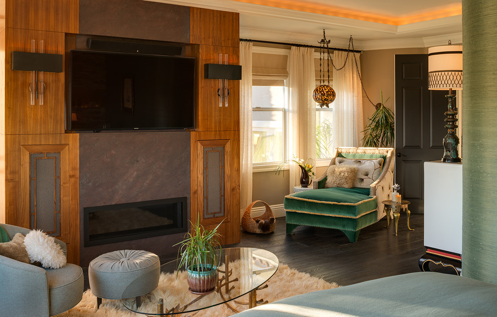 Aménagement d'une grande chambre parentale contemporaine avec un mur marron, parquet foncé, une cheminée ribbon, un manteau de cheminée en métal et un sol marron.