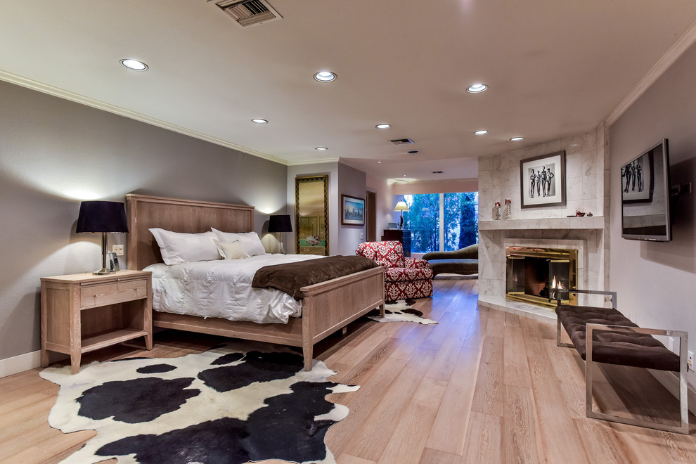 ラスベガスにある広いミッドセンチュリースタイルのおしゃれな主寝室 (グレーの壁、淡色無垢フローリング、コーナー設置型暖炉、タイルの暖炉まわり、ベージュの床) のレイアウト
