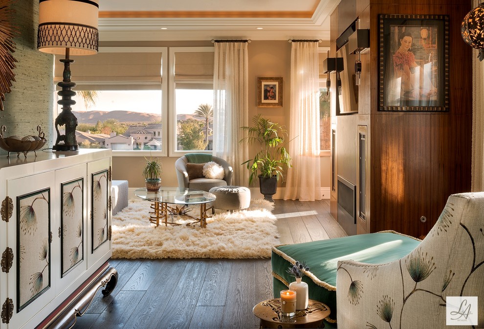 ラスベガスにある中くらいなミッドセンチュリースタイルのおしゃれな主寝室 (ベージュの壁、濃色無垢フローリング、横長型暖炉、木材の暖炉まわり) のインテリア