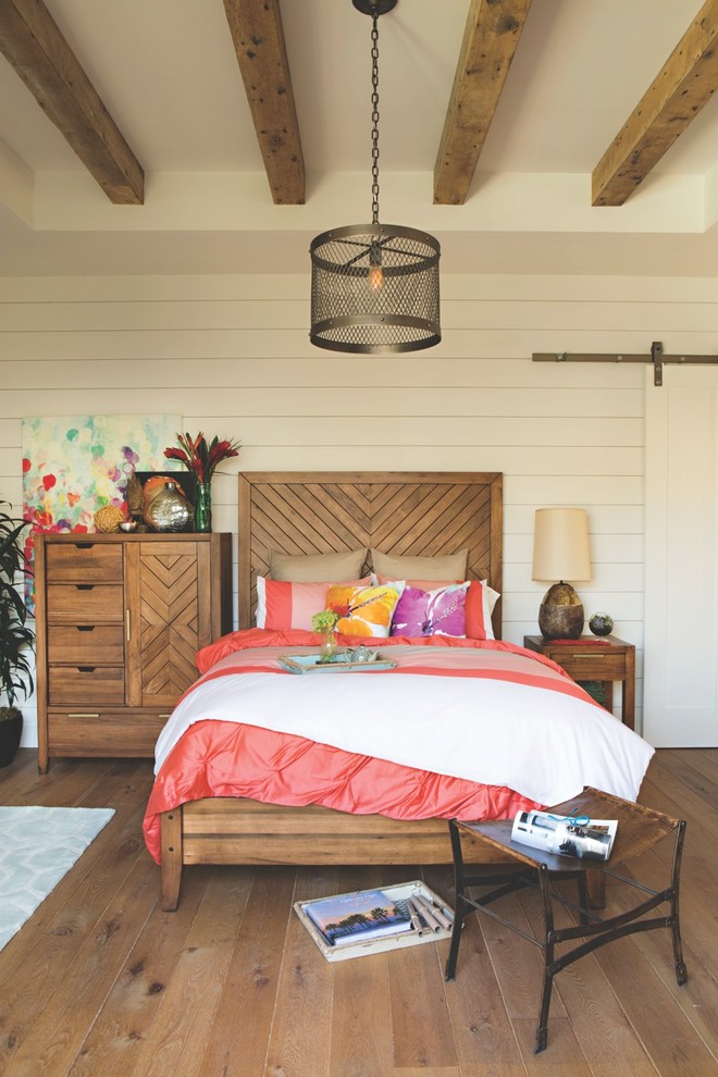 Ejemplo de habitación de invitados tropical de tamaño medio sin chimenea con paredes blancas y suelo de madera en tonos medios