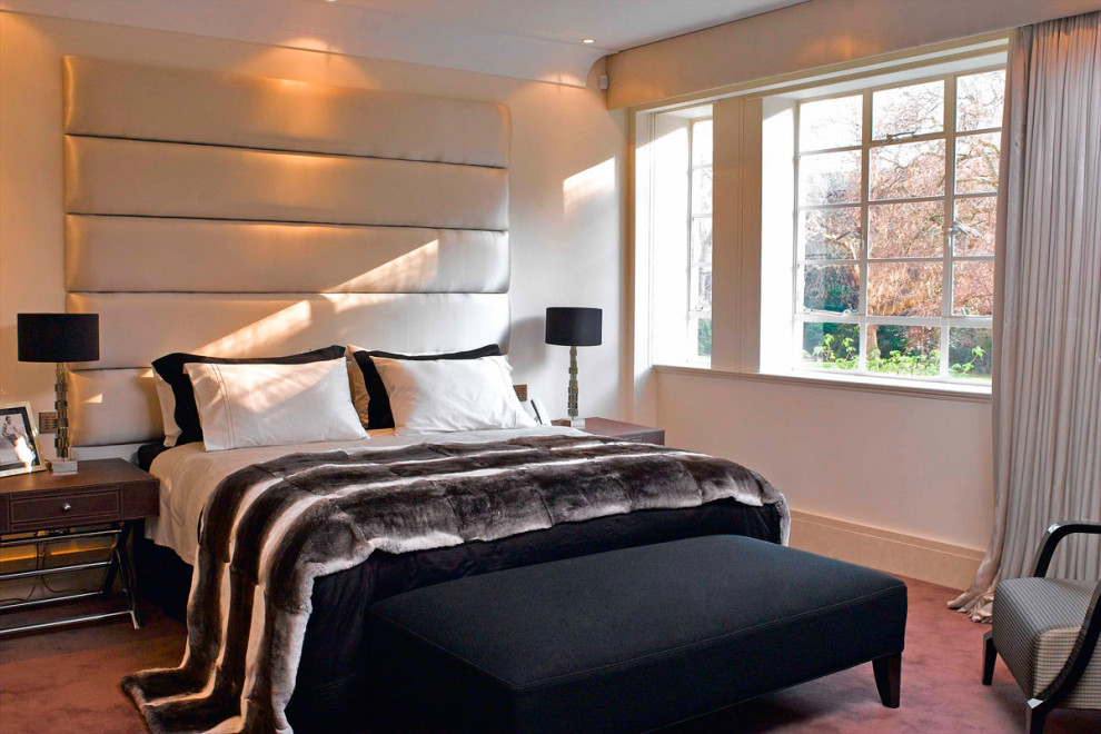Mittelgroßes Modernes Hauptschlafzimmer mit weißer Wandfarbe, Teppichboden und buntem Boden in London
