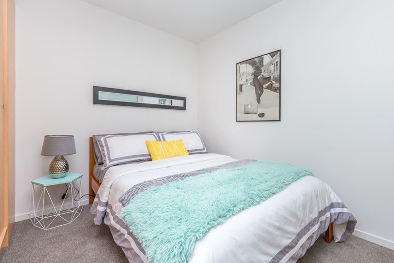 На фото: маленькая хозяйская спальня в стиле модернизм с ковровым покрытием, белыми стенами и серым полом для на участке и в саду