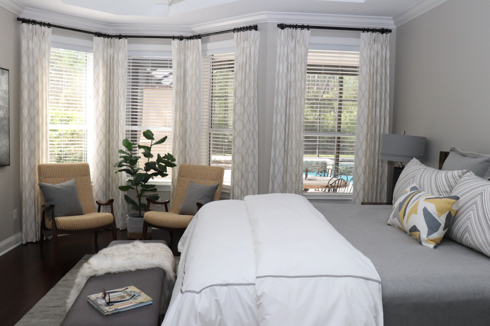 Идея дизайна: хозяйская спальня в стиле неоклассика (современная классика) с темным паркетным полом и коричневым полом