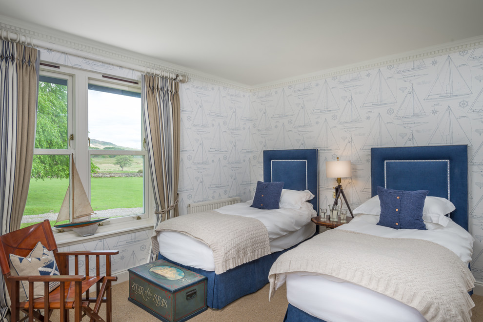 Свежая идея для дизайна: гостевая спальня (комната для гостей) в морском стиле с разноцветными стенами и ковровым покрытием без камина - отличное фото интерьера