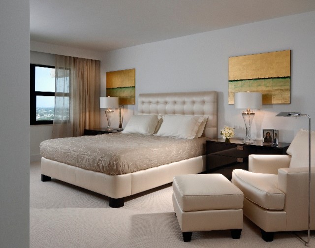 Imagen de dormitorio principal actual grande sin chimenea con paredes grises, moqueta y suelo beige