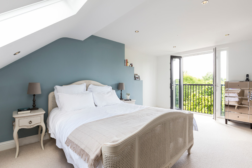 Klassisches Schlafzimmer mit blauer Wandfarbe und Teppichboden in London