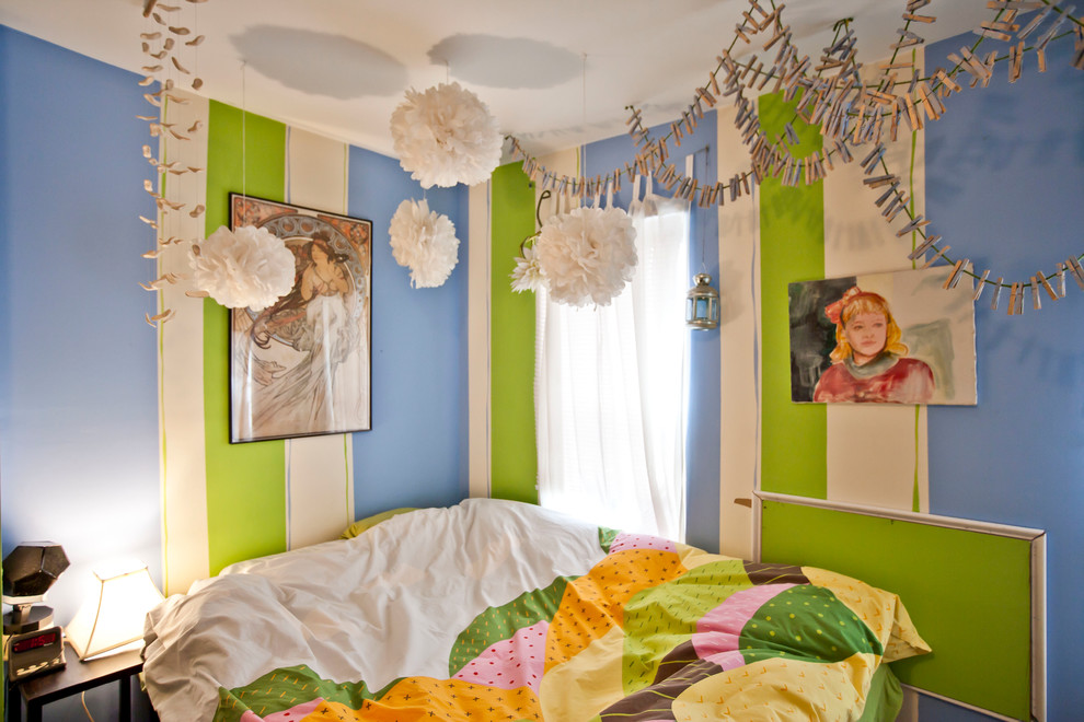 Ejemplo de dormitorio bohemio con paredes multicolor