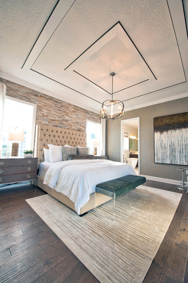 Diseño de dormitorio principal clásico de tamaño medio con paredes grises, suelo de baldosas de cerámica y suelo marrón