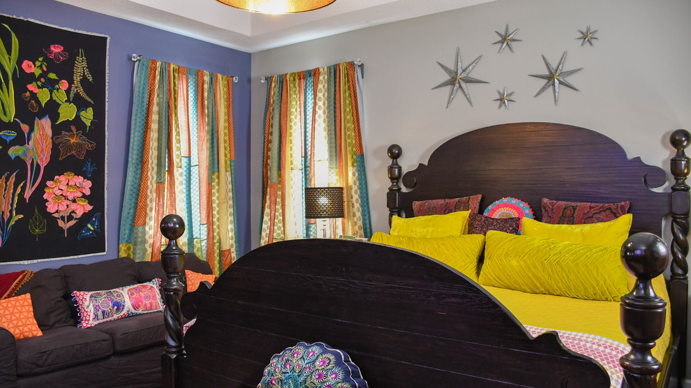 Idée de décoration pour une grande chambre parentale bohème avec un mur violet, parquet foncé et un sol gris.