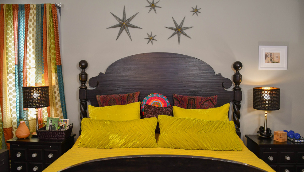 Пример оригинального дизайна: большая хозяйская спальня в стиле фьюжн с фиолетовыми стенами, темным паркетным полом и серым полом