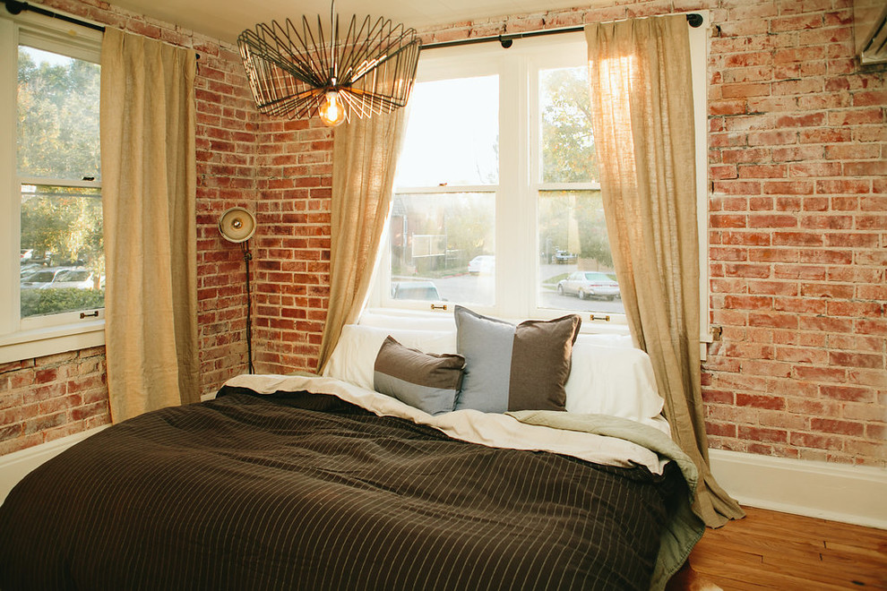 Imagen de dormitorio urbano con suelo de madera clara