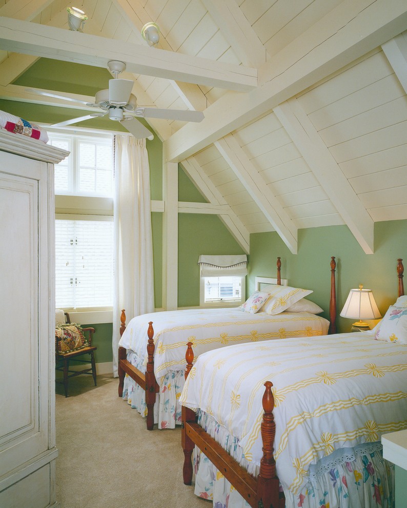 Rustikales Gästezimmer mit grüner Wandfarbe und Teppichboden in Charlotte
