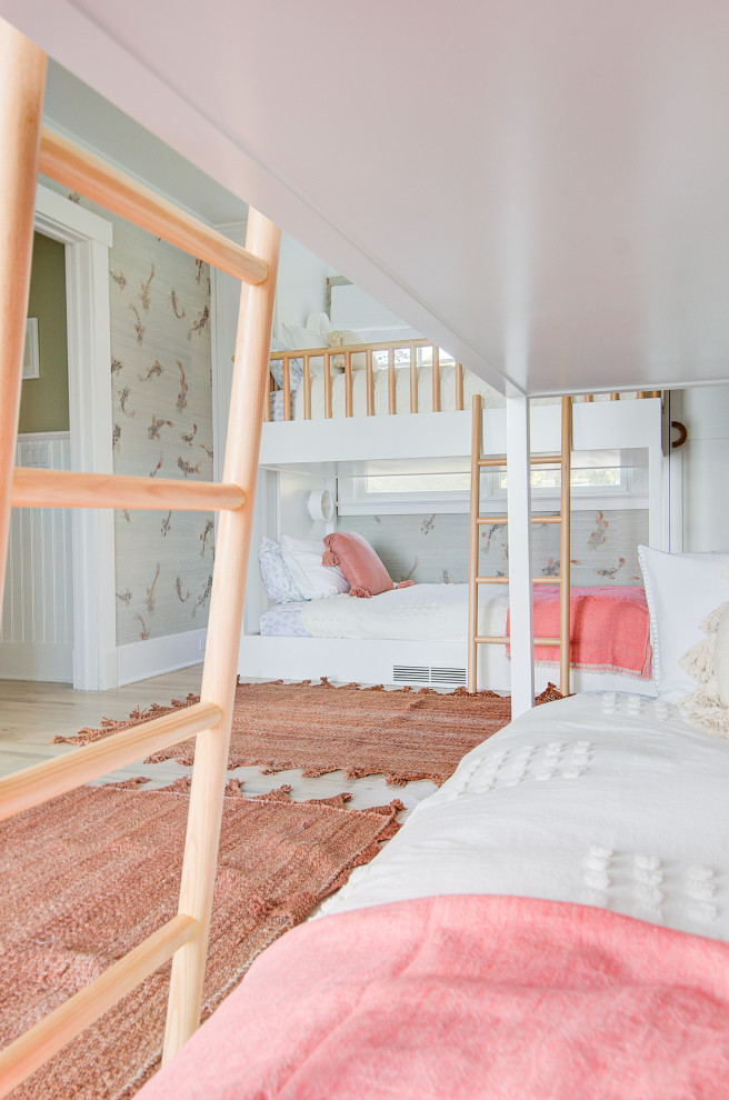 Идея дизайна: большая гостевая спальня (комната для гостей) в морском стиле с бежевыми стенами, светлым паркетным полом и обоями на стенах