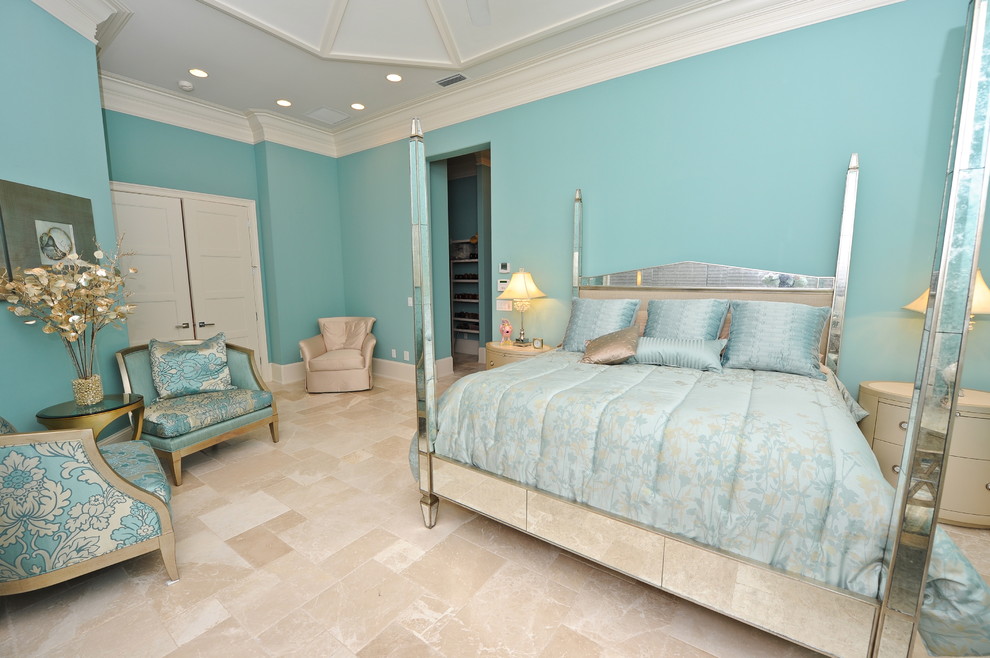 На фото: хозяйская спальня в морском стиле с синими стенами и мраморным полом без камина
