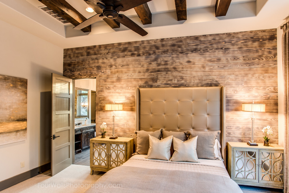Diseño de habitación de invitados rústica grande sin chimenea con paredes beige y suelo de madera en tonos medios