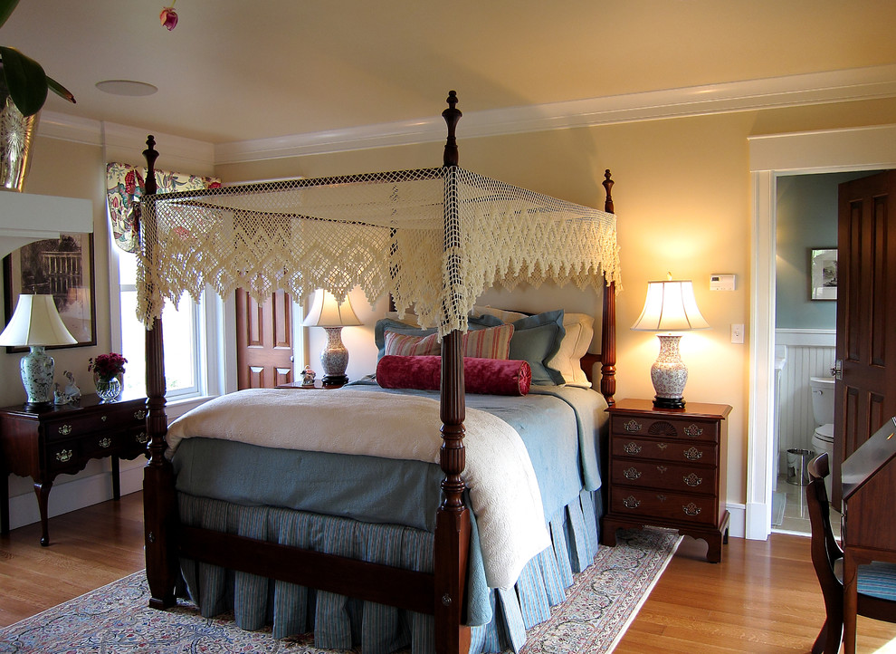 リッチモンドにある広いトラディショナルスタイルのおしゃれな主寝室 (ベージュの壁、無垢フローリング、暖炉なし、茶色い床) のインテリア