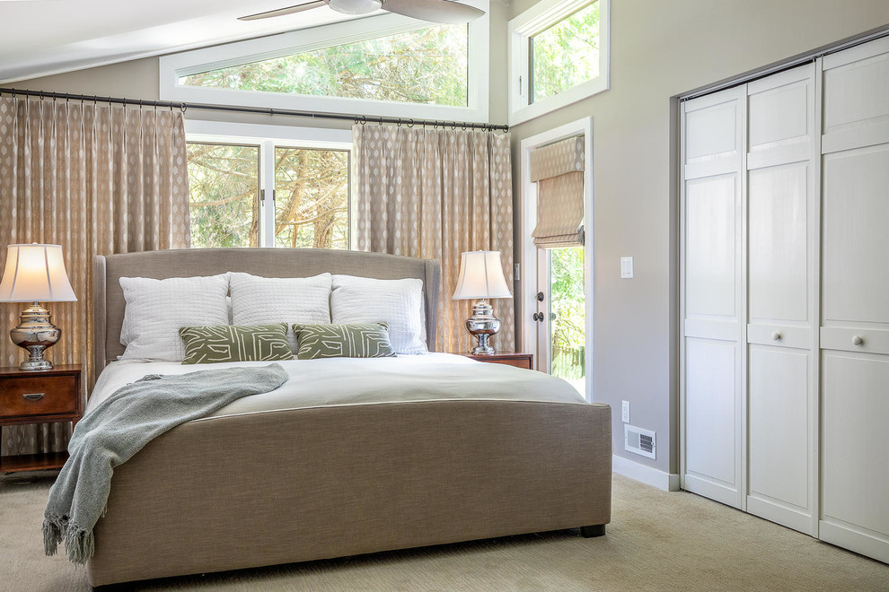 На фото: гостевая спальня (комната для гостей) в стиле неоклассика (современная классика) с бежевыми стенами, ковровым покрытием и бежевым полом