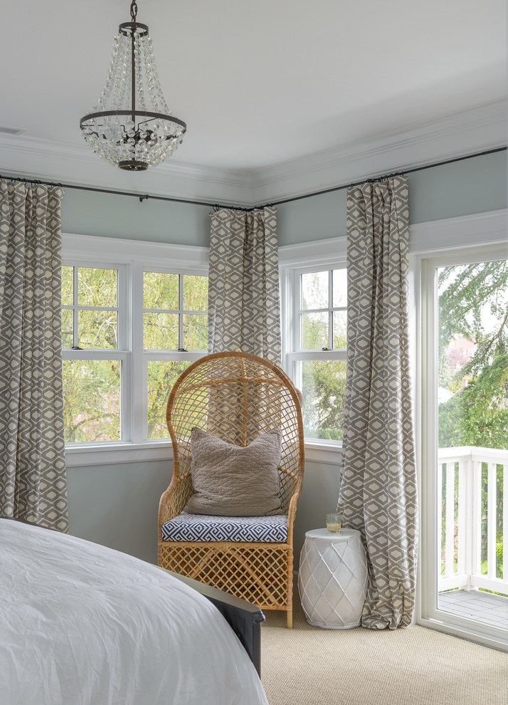 Стильный дизайн: гостевая спальня среднего размера, (комната для гостей) в классическом стиле с синими стенами, ковровым покрытием и бежевым полом - последний тренд