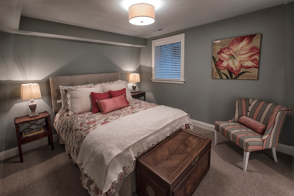Ejemplo de habitación de invitados tradicional de tamaño medio con paredes azules y moqueta