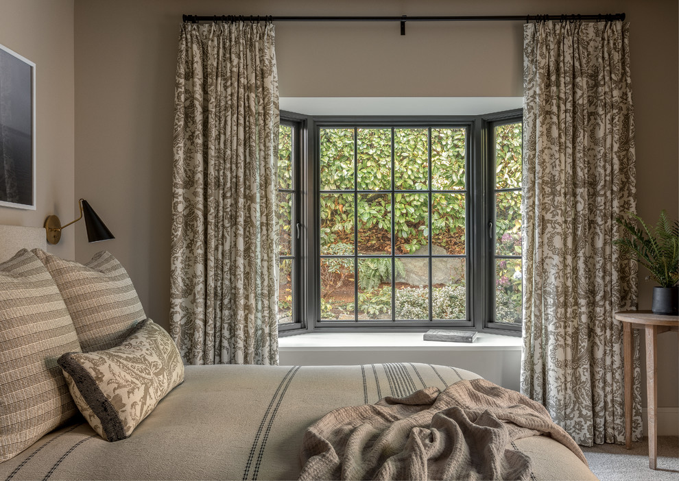 Идея дизайна: маленькая гостевая спальня (комната для гостей) в стиле неоклассика (современная классика) с серыми стенами, ковровым покрытием и бежевым полом без камина для на участке и в саду