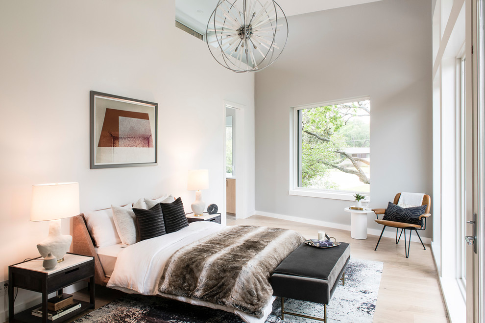 Mittelgroßes Modernes Hauptschlafzimmer mit weißer Wandfarbe und braunem Holzboden in Austin