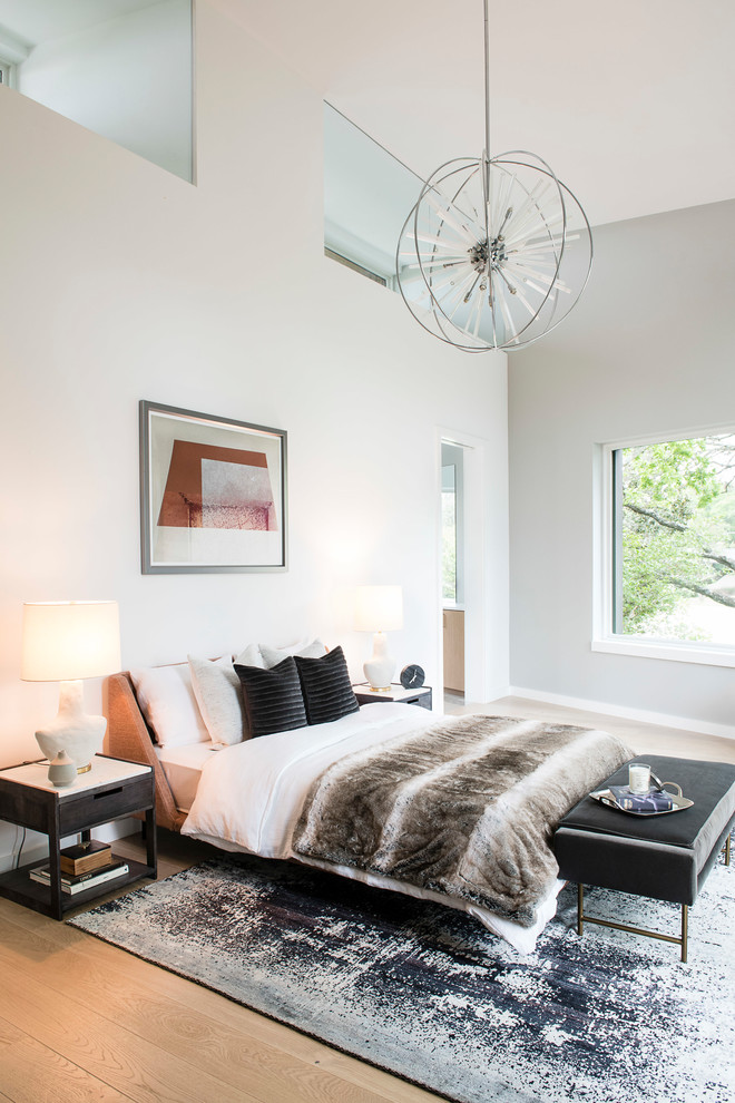 オースティンにある中くらいなコンテンポラリースタイルのおしゃれな主寝室 (白い壁、淡色無垢フローリング)