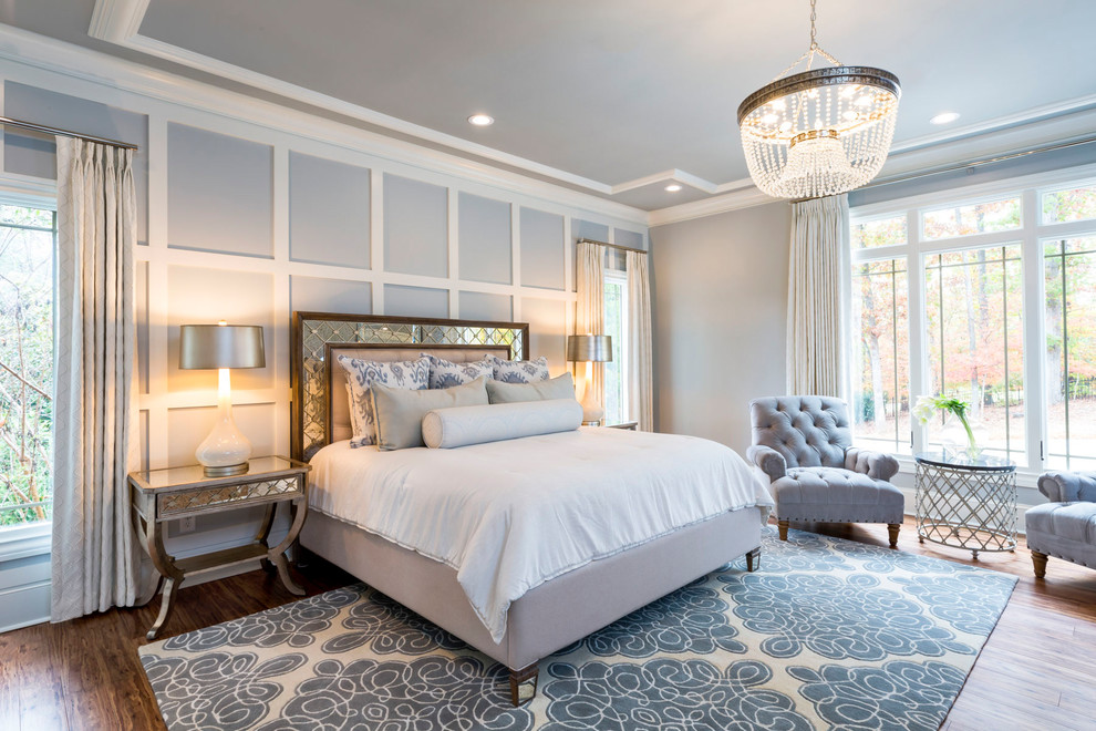 Klassisches Hauptschlafzimmer mit blauer Wandfarbe, braunem Holzboden und braunem Boden in Charlotte