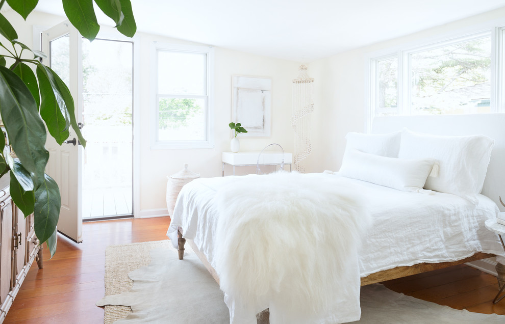 Стильный дизайн: маленькая хозяйская спальня в скандинавском стиле с белыми стенами, паркетным полом среднего тона и бежевым полом без камина для на участке и в саду - последний тренд