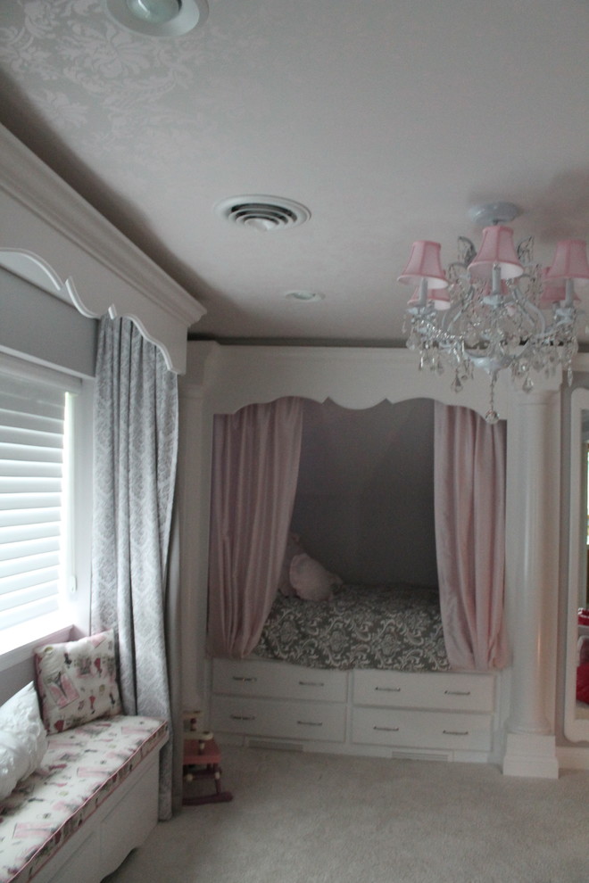 Diseño de dormitorio clásico de tamaño medio con paredes grises y moqueta