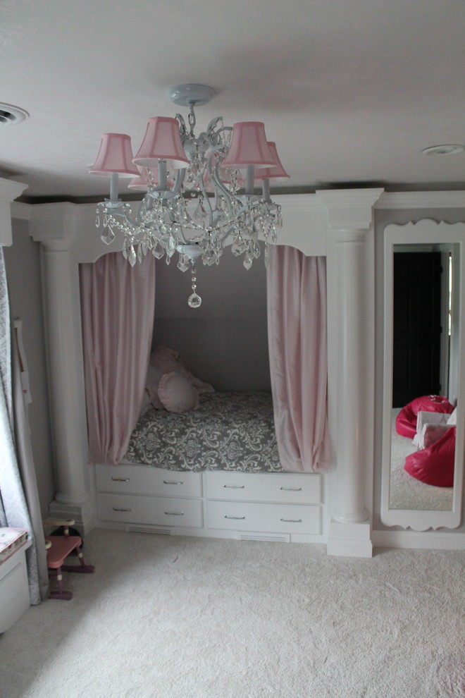 Modelo de dormitorio clásico de tamaño medio con paredes grises