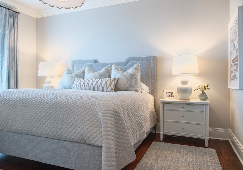 Свежая идея для дизайна: гостевая, серо-белая спальня среднего размера, (комната для гостей) в морском стиле с темным паркетным полом, серыми стенами и коричневым полом без камина - отличное фото интерьера