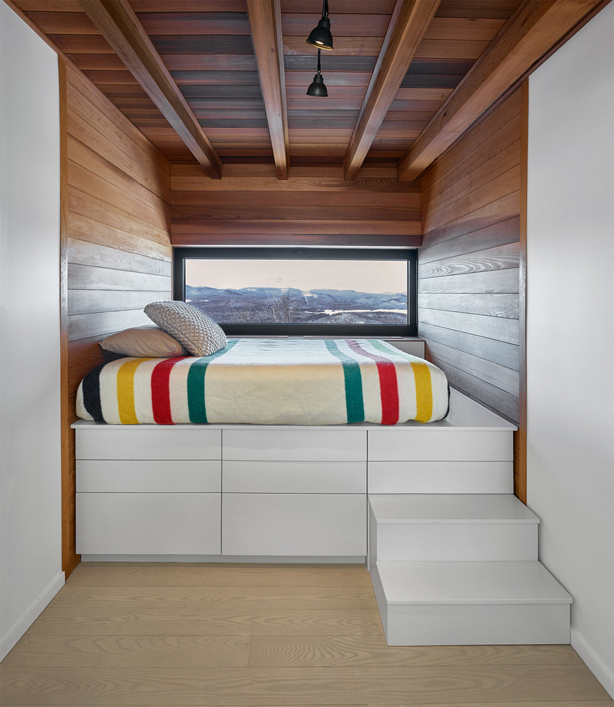 Esempio di una piccola camera degli ospiti moderna con pareti bianche, parquet chiaro, nessun camino e pavimento beige